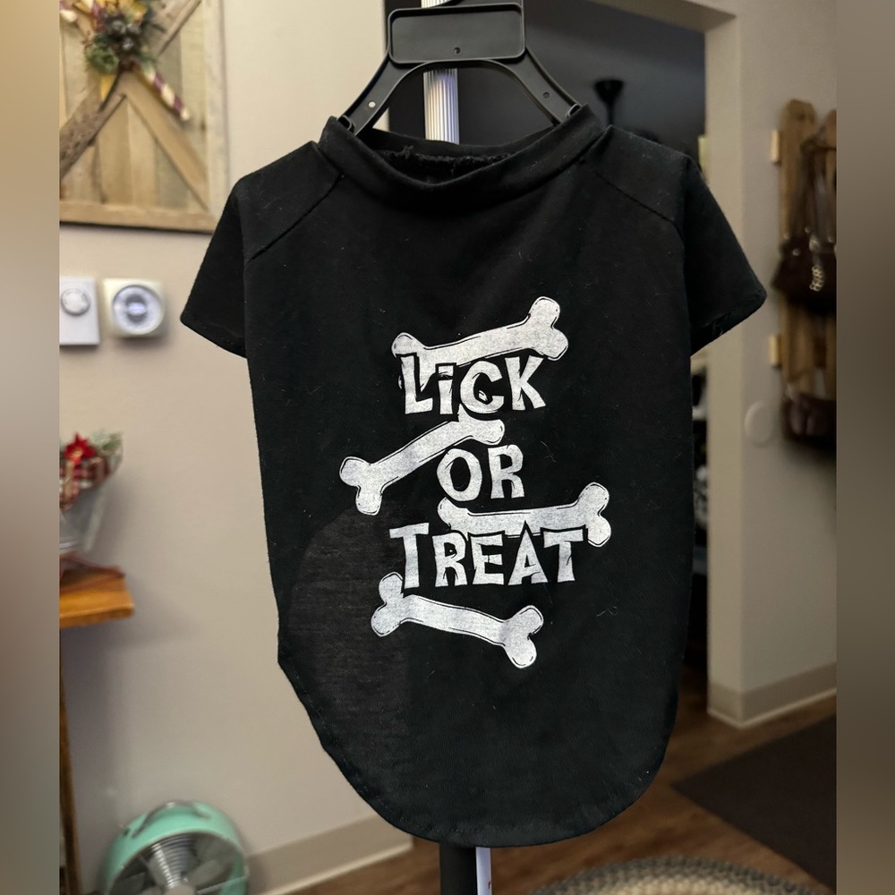 Lick or treat T-shirt size small